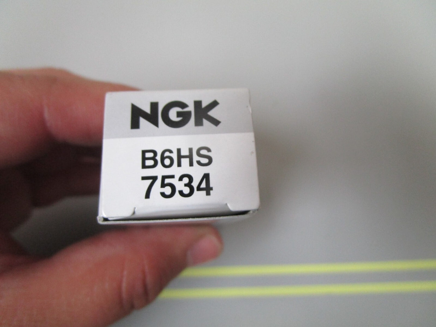 *NEW* 0810 NGK Spark Plug B6HS 7534