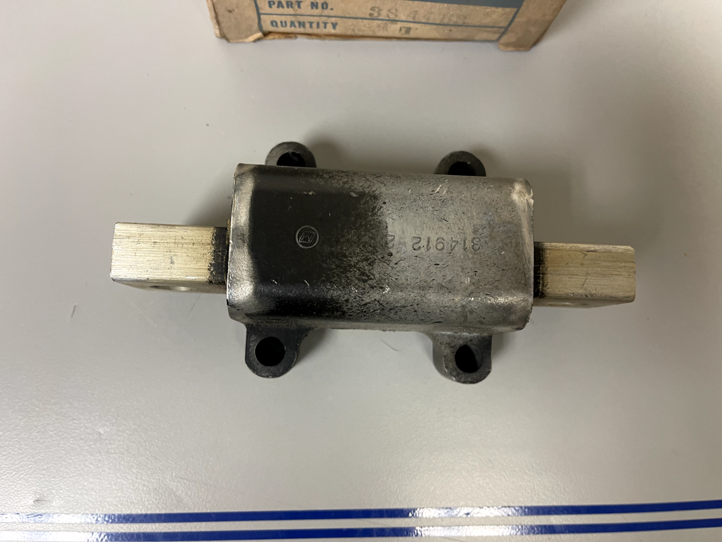 *NEW OEM* 0670 OMC Johnson Evinrude Mount 384483 0384483