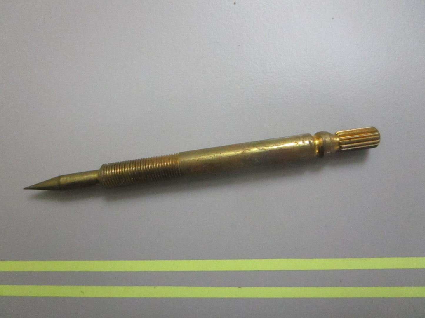 *NEW OEM* 0810 OMC Johnson Evinrude Needle Valve 204703 0204703