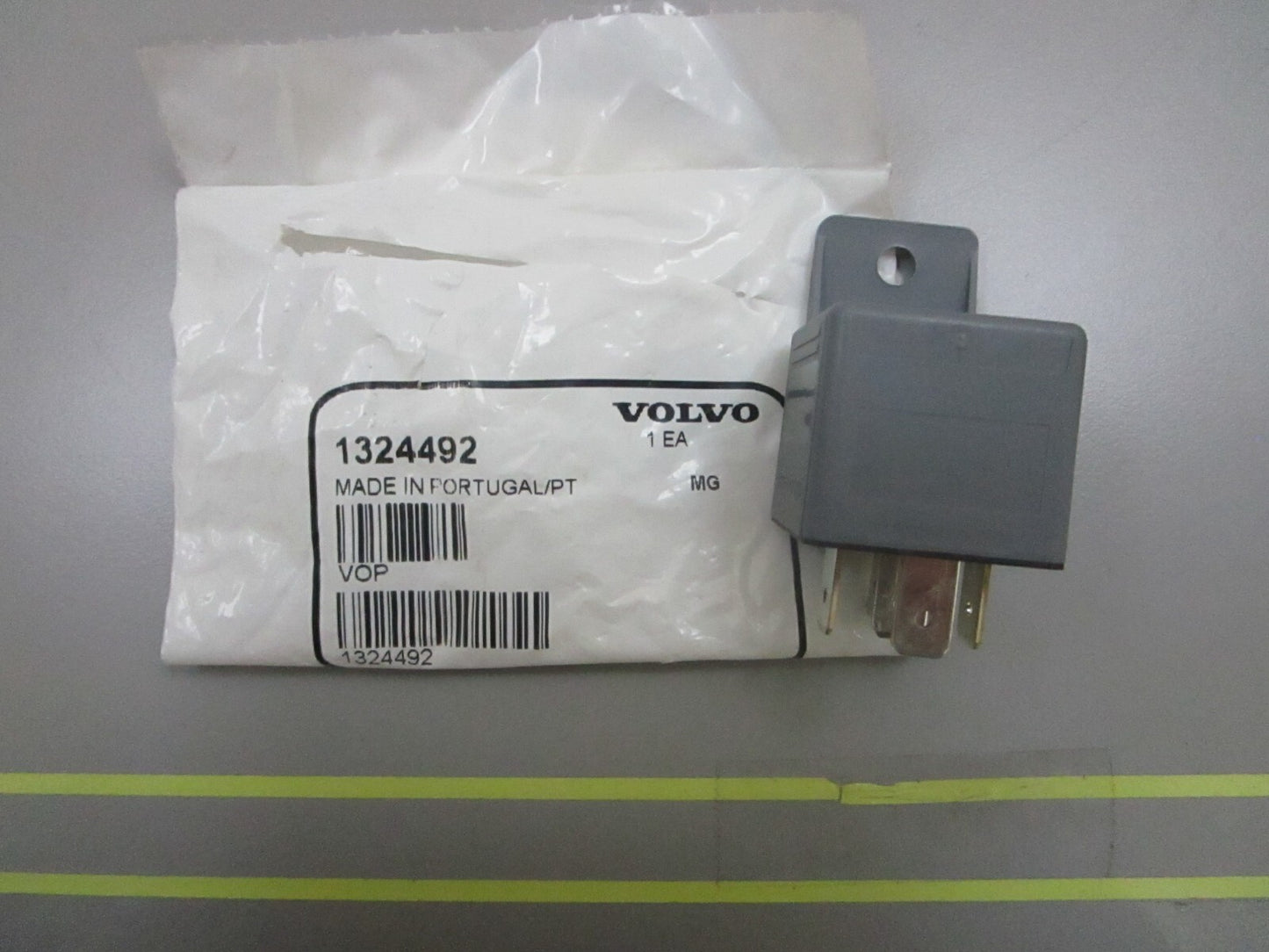 *NEW OEM* 0810 Volvo Penta Relay 1324492