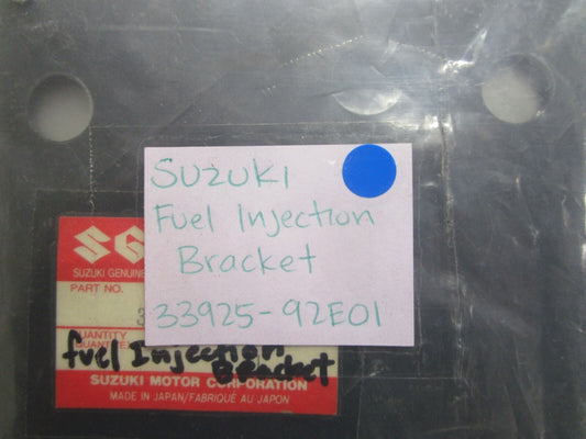 *NEW OEM* 0810 Suzuki Fuel Injection Bracket 33925-92E01