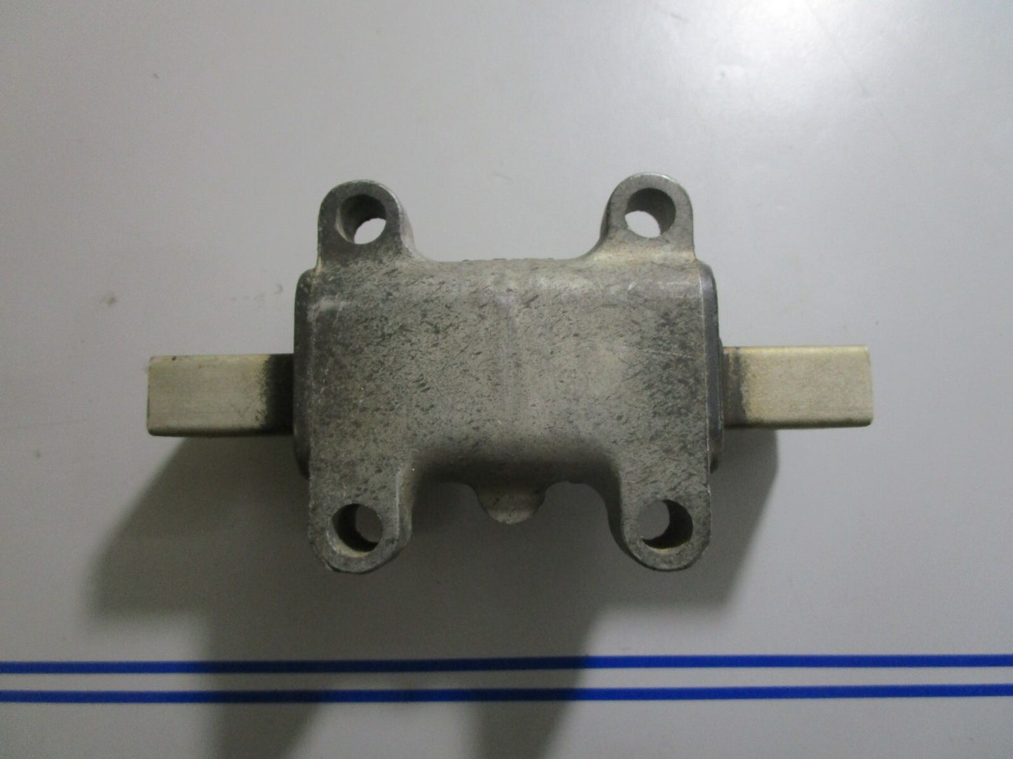*NEW OEM* 0810 OMC Johnson Evinrude Mount 385692 318224 0385692 0318224