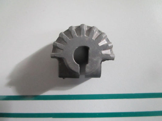 NEW OEM 305617 0305617 OMC Johnson Evinrude 9T Pinion 0820