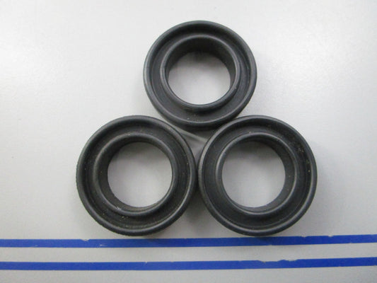 NEW OEM (LOT OF 3) 315748 0315748 OMC Johnson Evinrude Grommet 0810