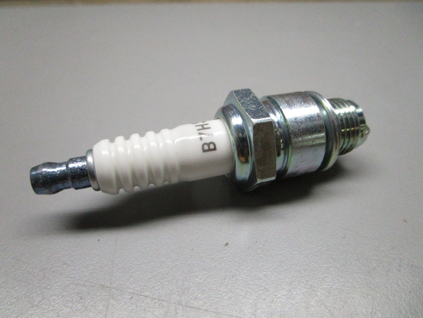 *NEW OEM* (LOT OF 10) 0820 NGK Spark Plug B7HS
