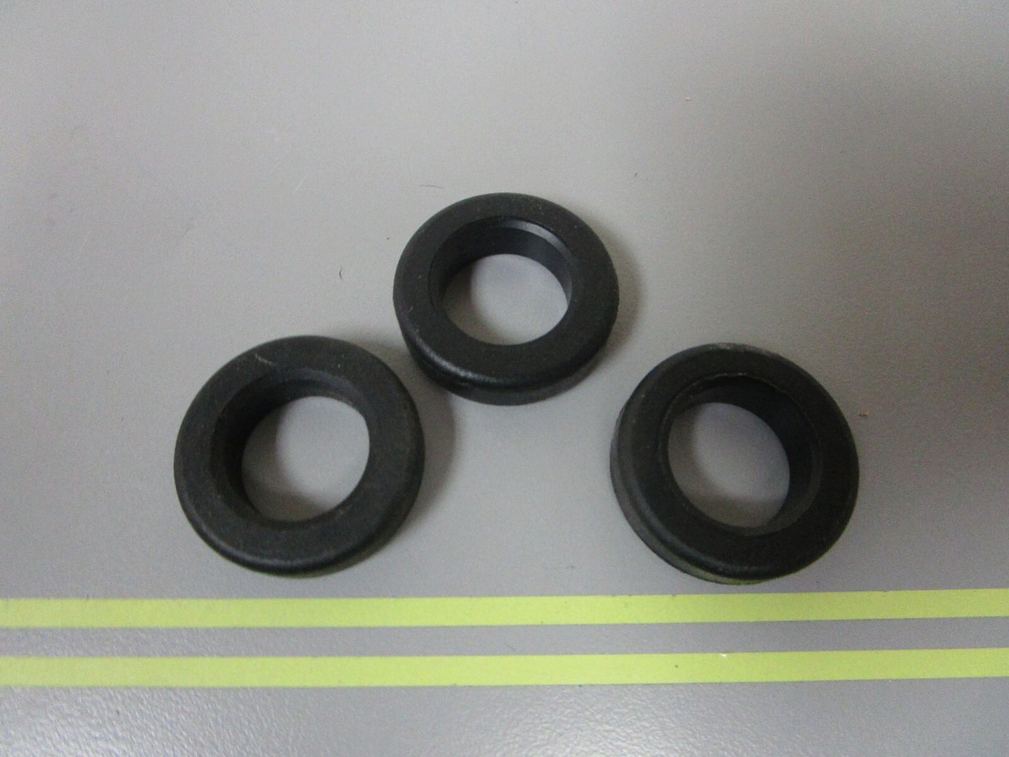 *NEW OEM* (LOT OF 3) 0810 OMC Johnson Evinrude Grommet 320880 0320880