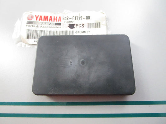 NEW OEM B42-F1719-00-00 Yamaha Grommet 0810