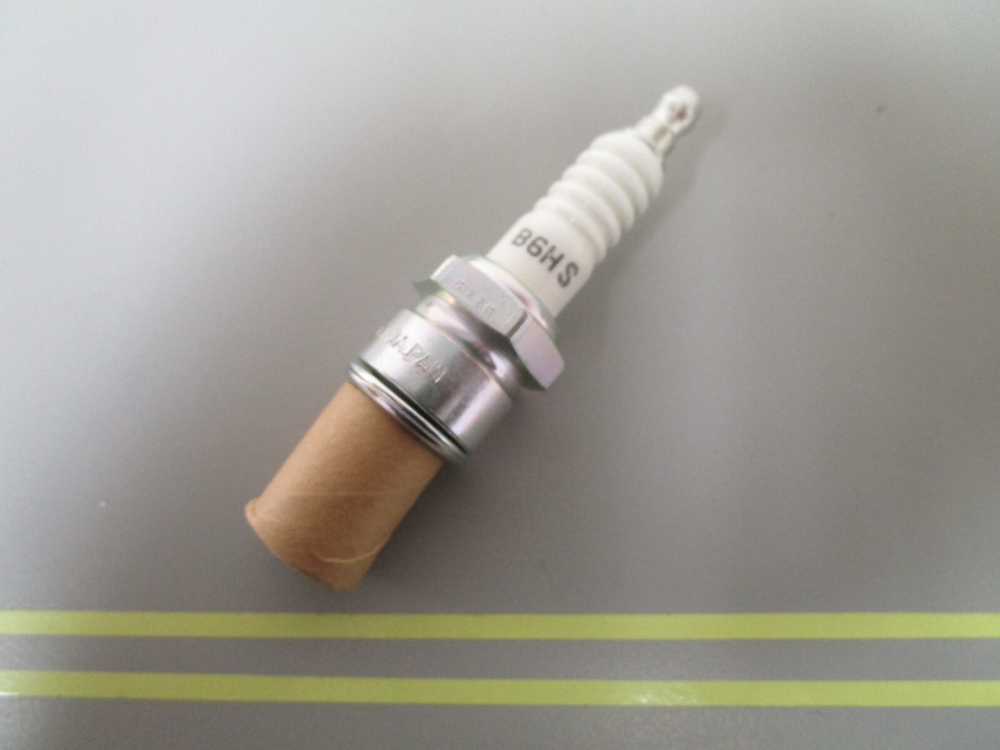 *NEW* 0810 NGK Spark Plug B6HS 7534