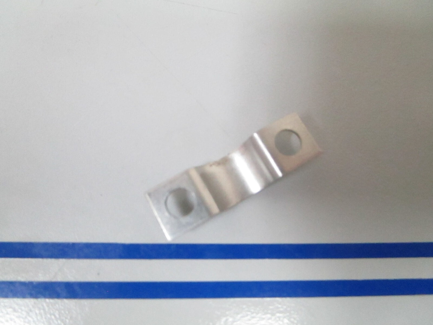 *NEW OEM* 0810 OMC Johnson Evinrude Bearing Clamp 320523 0320523
