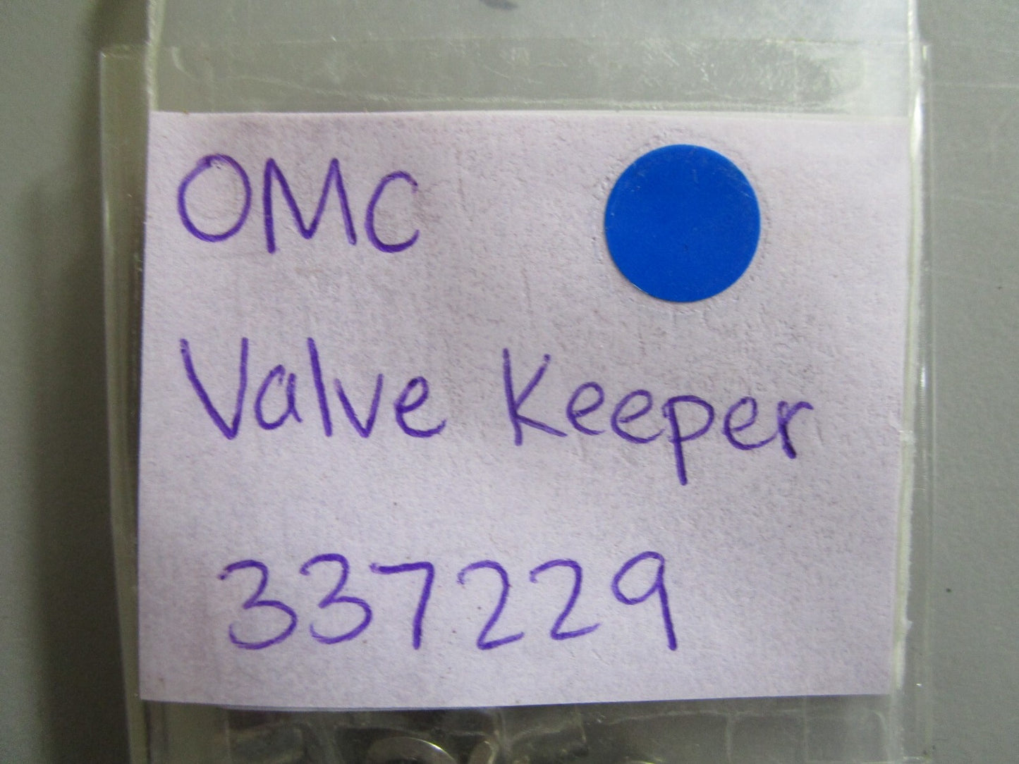 *NEW OEM* (LOT OF 2) 0810 OMC Johnson Evinrude Valve Keeper 337229 0337229