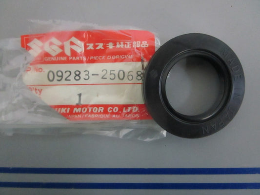 NEW OEM 09283-25068 Suzuki Oil Seal 0820