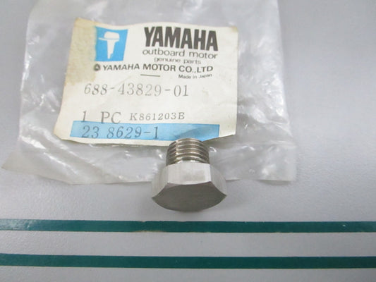 NEW OEM 688-43829-01-00 Yamaha Plug 0810