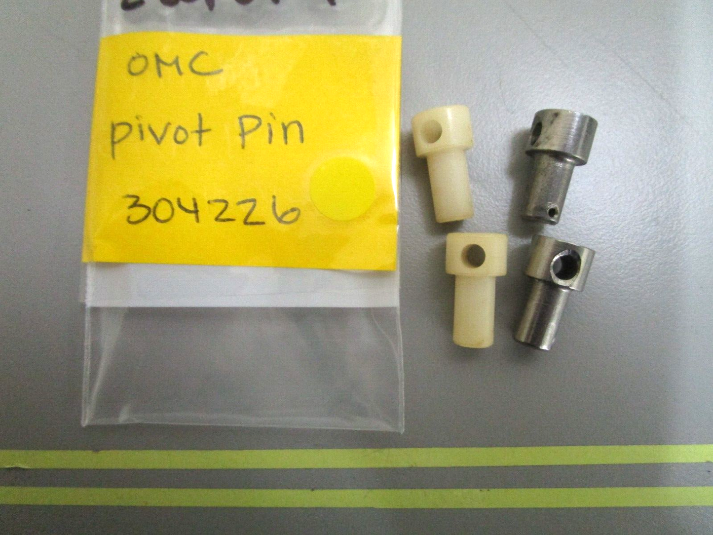 *NEW OEM* (LOT OF 4) 0750 OMC Johnson Evinruide PIVOT PIN 304226 0304226