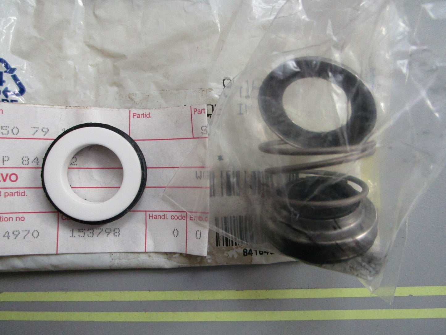 *NEW OEM* 0810 Volvo Penta Seal Kit 841642