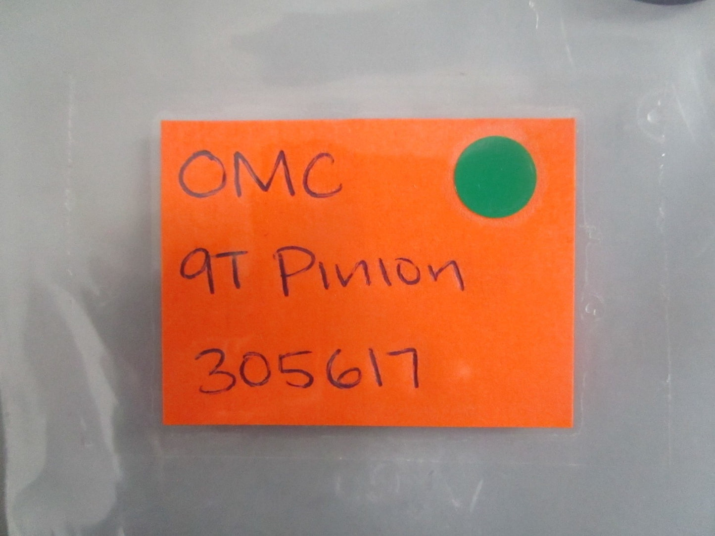 NEW OEM 305617 0305617 OMC Johnson Evinrude 9T Pinion 0820