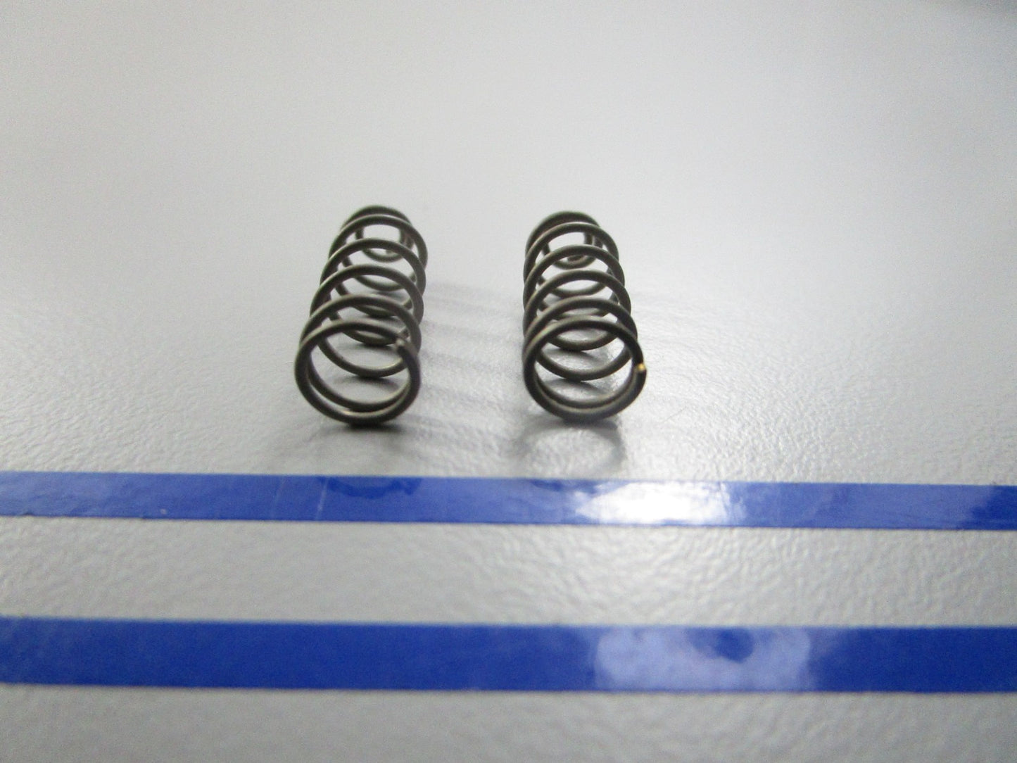 NEW OEM (LOT OF 2) 305860 0305860 OMC Johnson Evinrude Spring 0810