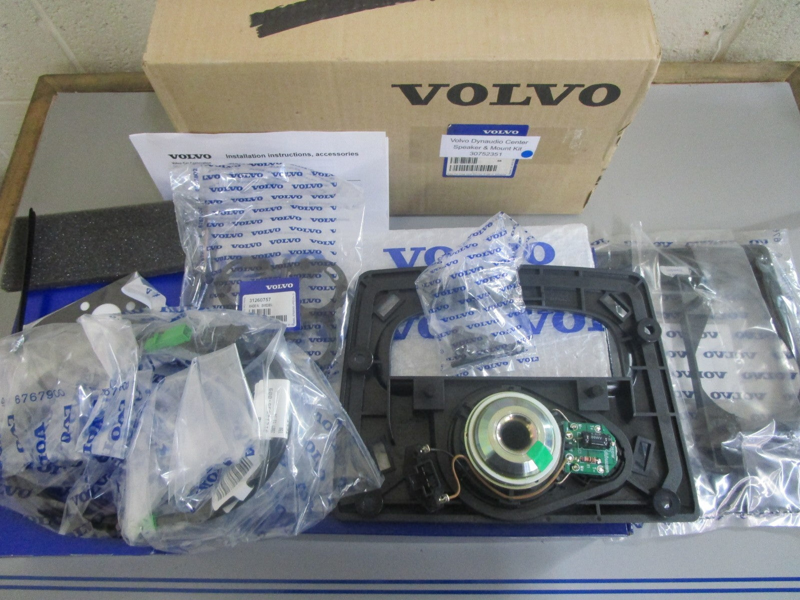 *NEW OEM* 0820 Volvo Penta Dynaudio Center Speaker & Mount Kit 30752351