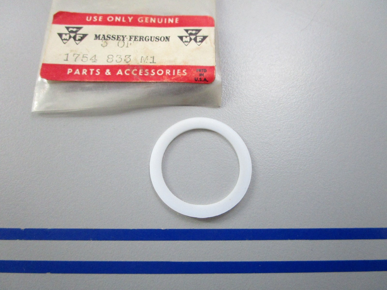 NEW OEM 1754833M1 Massey Ferguson Retainer 0810