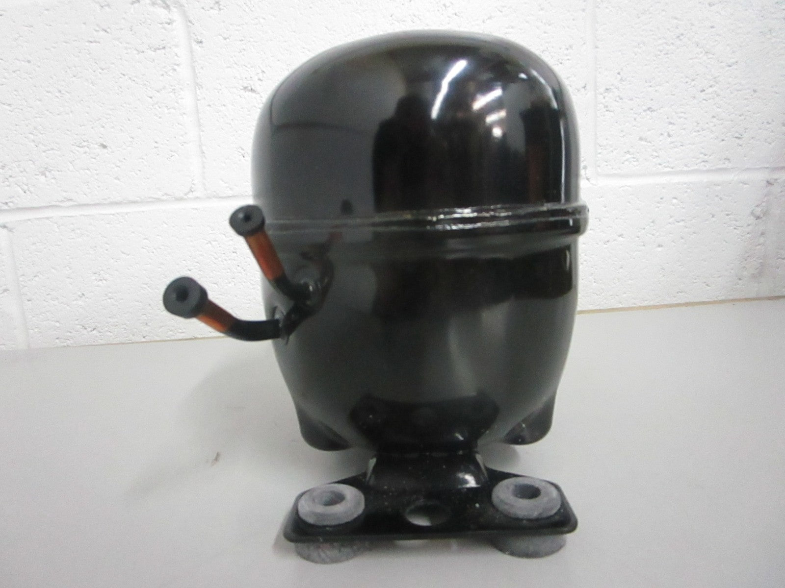 *NEW OEM* 0820 Electrolux Compressor Assy 5304519758