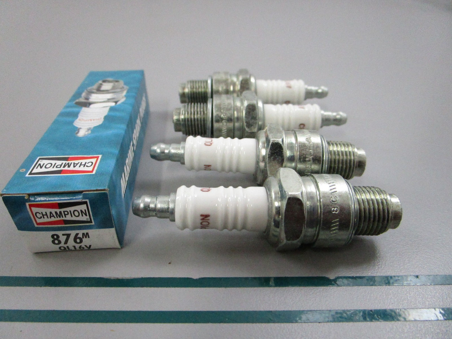 NEW (LOT OF 4) QL16V Champion Spark Plug 0810