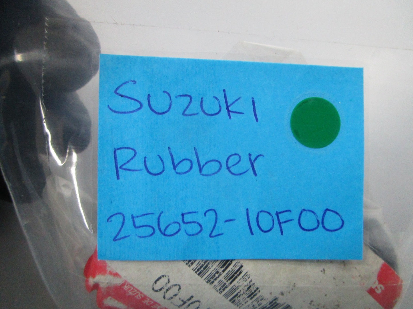 NEW OEM 25652-10F00 Suzuki Rubber 0810