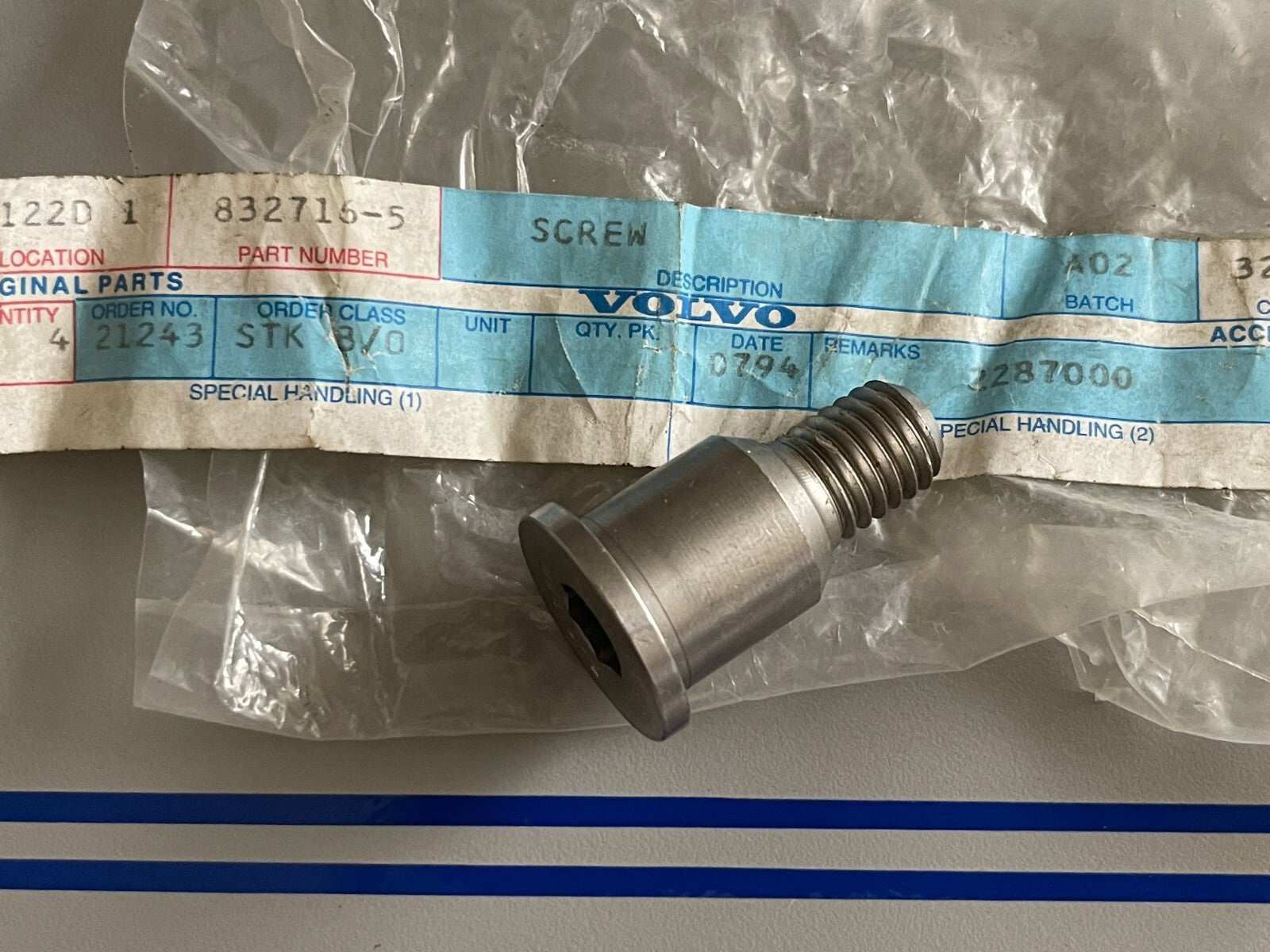 *NEW OEM* 0720 Volvo Penta Shoulder Bolt 832716