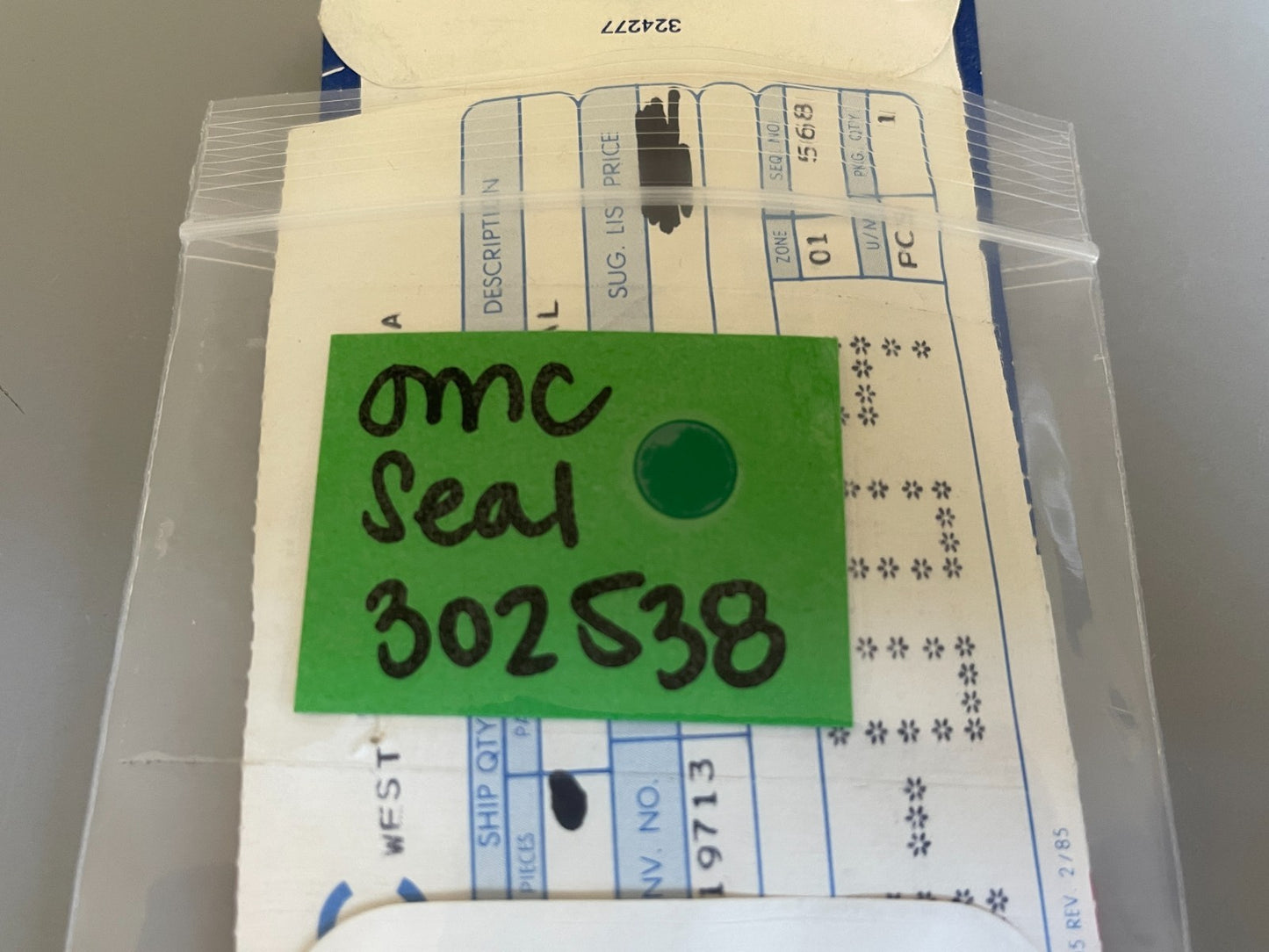 NEW OEM 302538 0302538 OMC Johnson Evinrude Seal 0810