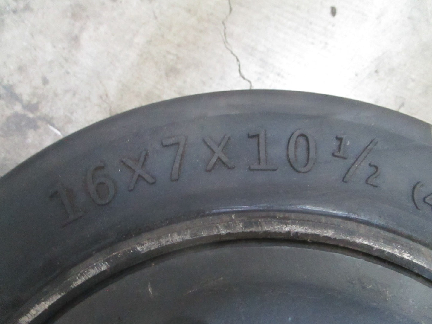 *NEW OEM* 0820 Globestar GRI (POB) 16"×7"×10½" Forklift Wheel & Tire A220808423