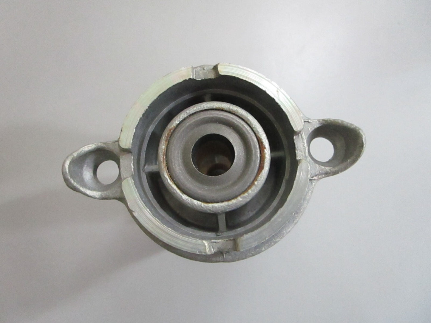 *NEW OEM* 0820 OMC Johnson Evinrude Bearing Carrier 384714 0384714 384711