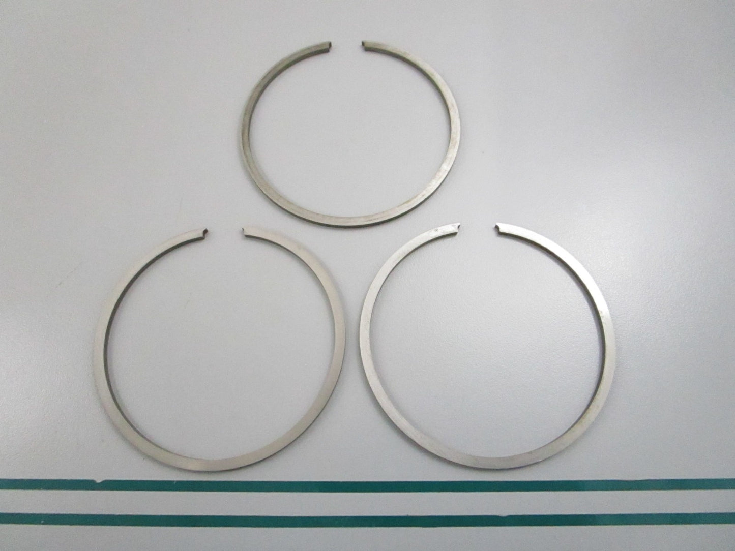 NEW OEM 378424 0378424 OMC Johnson Evinrude 2 Piston Ring Set 0810