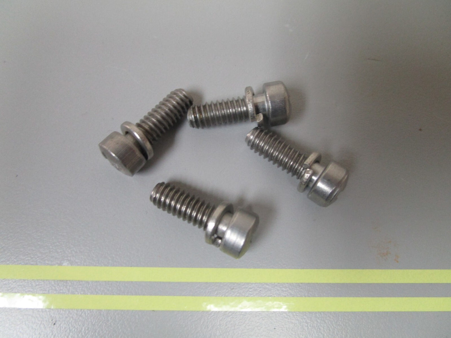 *NEW OEM* (LOT OF 4) 0810 OMC Johnson Evinrude Screw 305745 0305745