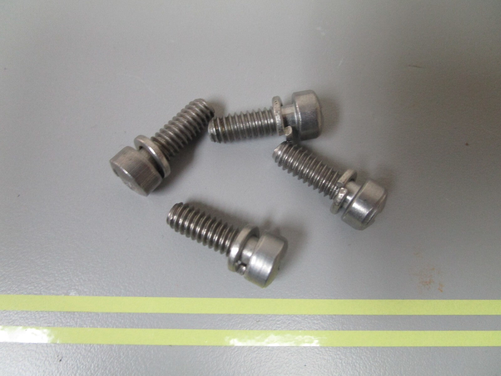 *NEW OEM* (LOT OF 4) 0810 OMC Johnson Evinrude Screw 305745 0305745