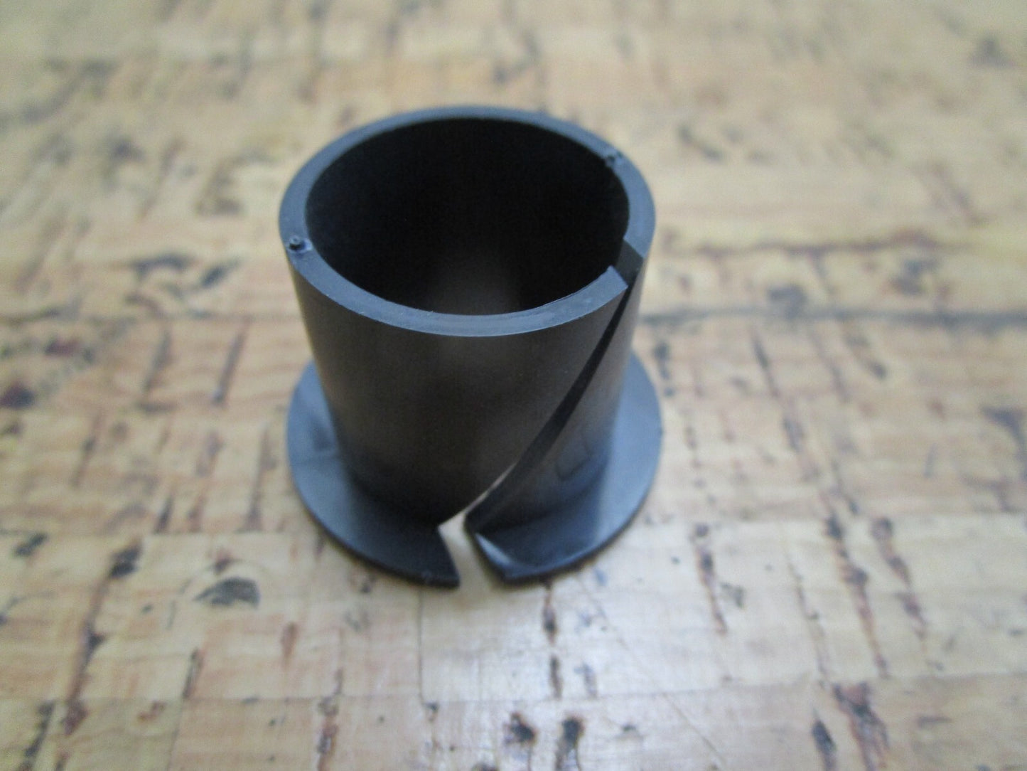 *NEW OEM* 0810 OMC Johnson Evinrude Bushing 915050 0915050