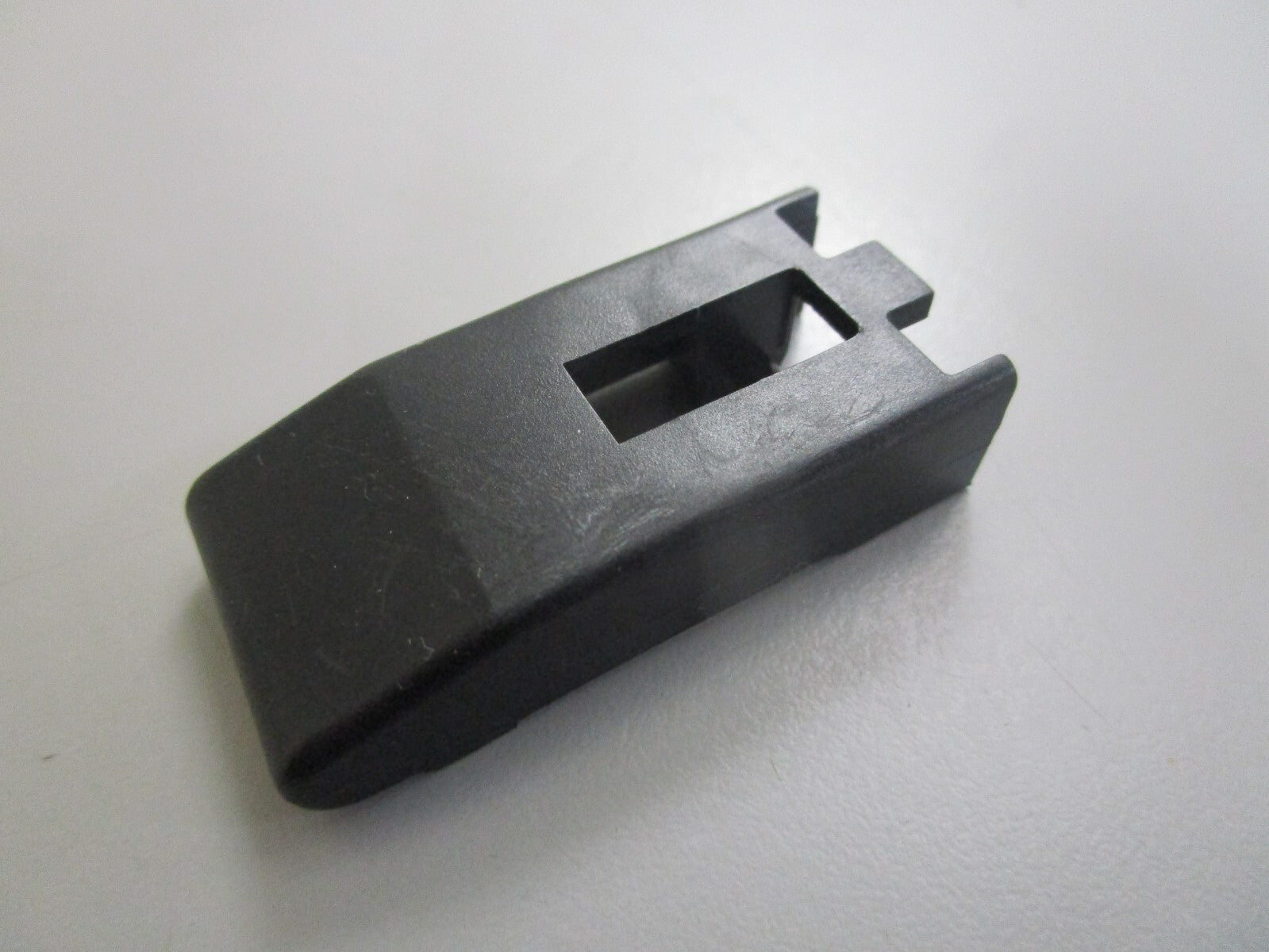 *NEW OEM* 0820 OMC Johnson Evinrude Cowl Latch 335207 0335207
