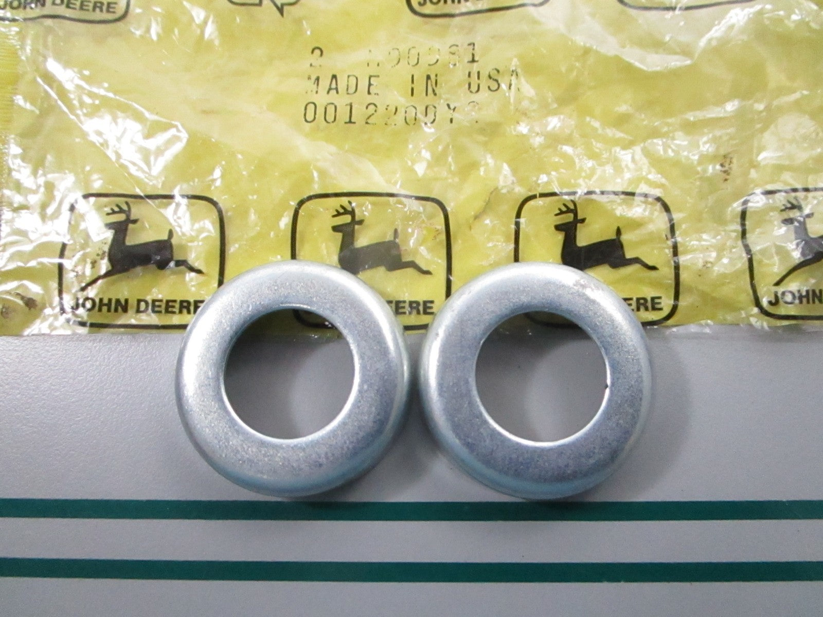 NEW OEM (LOT OF 2) M90981 John Deere End Cap Retainer 0810
