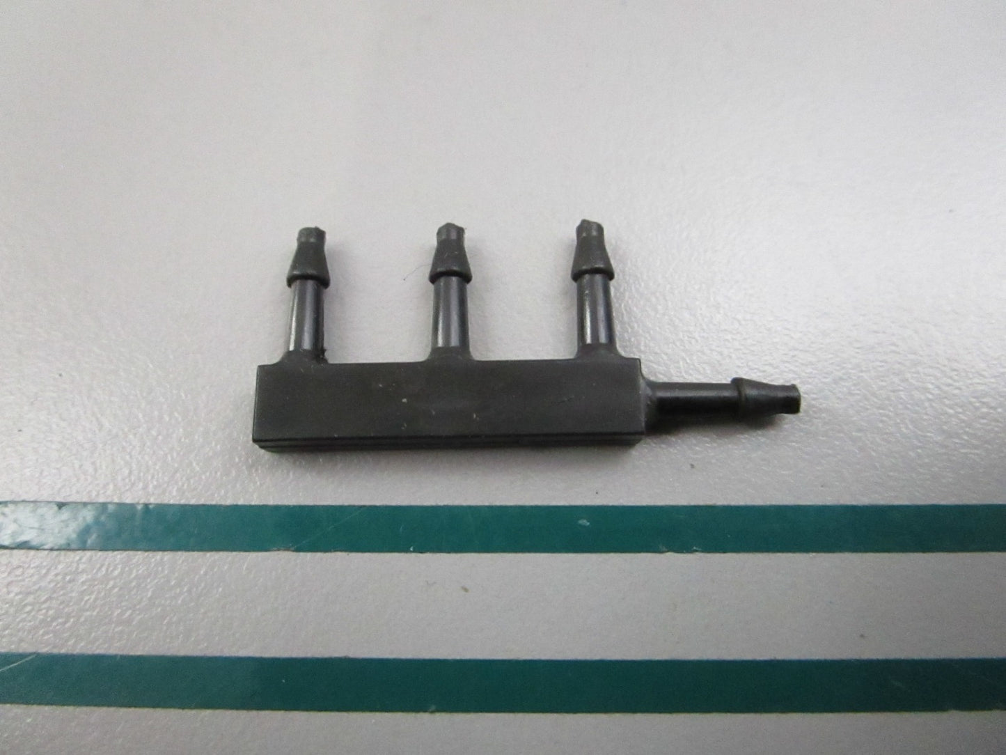 NEW OEM 336511 0336511 OMC Johnson Evinrude Drain Hose Fitting 0810
