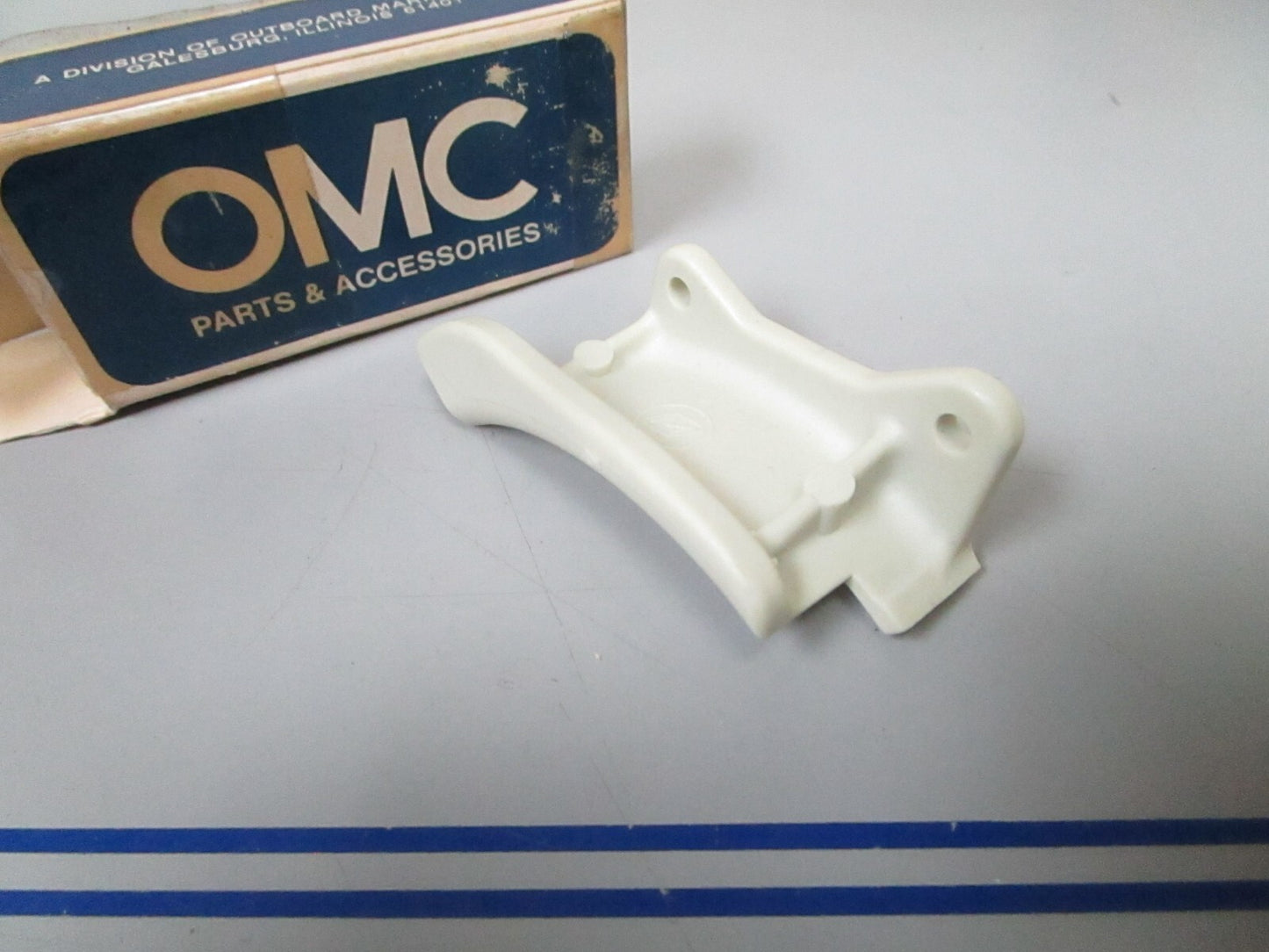 *NEW OEM* 0810 OMC Johnson Evinrude Bracket 323284 0323284
