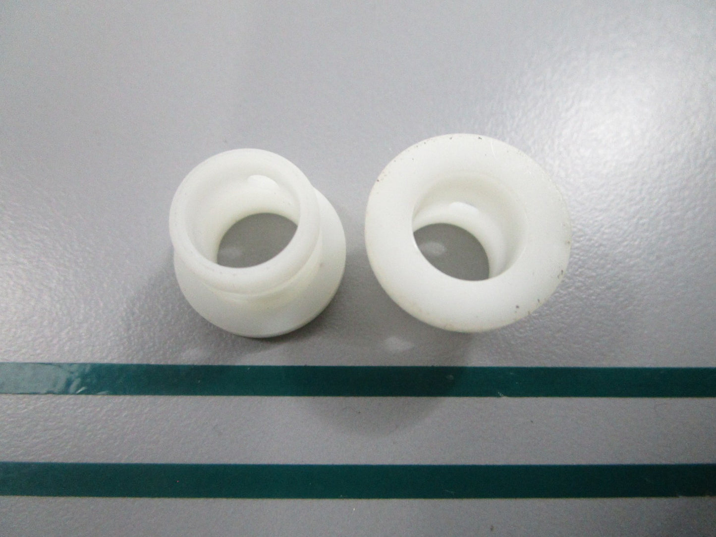 NEW OEM (LOT OF 2) 325074 0325074 OMC Johnson Evinrude Bushing 0810