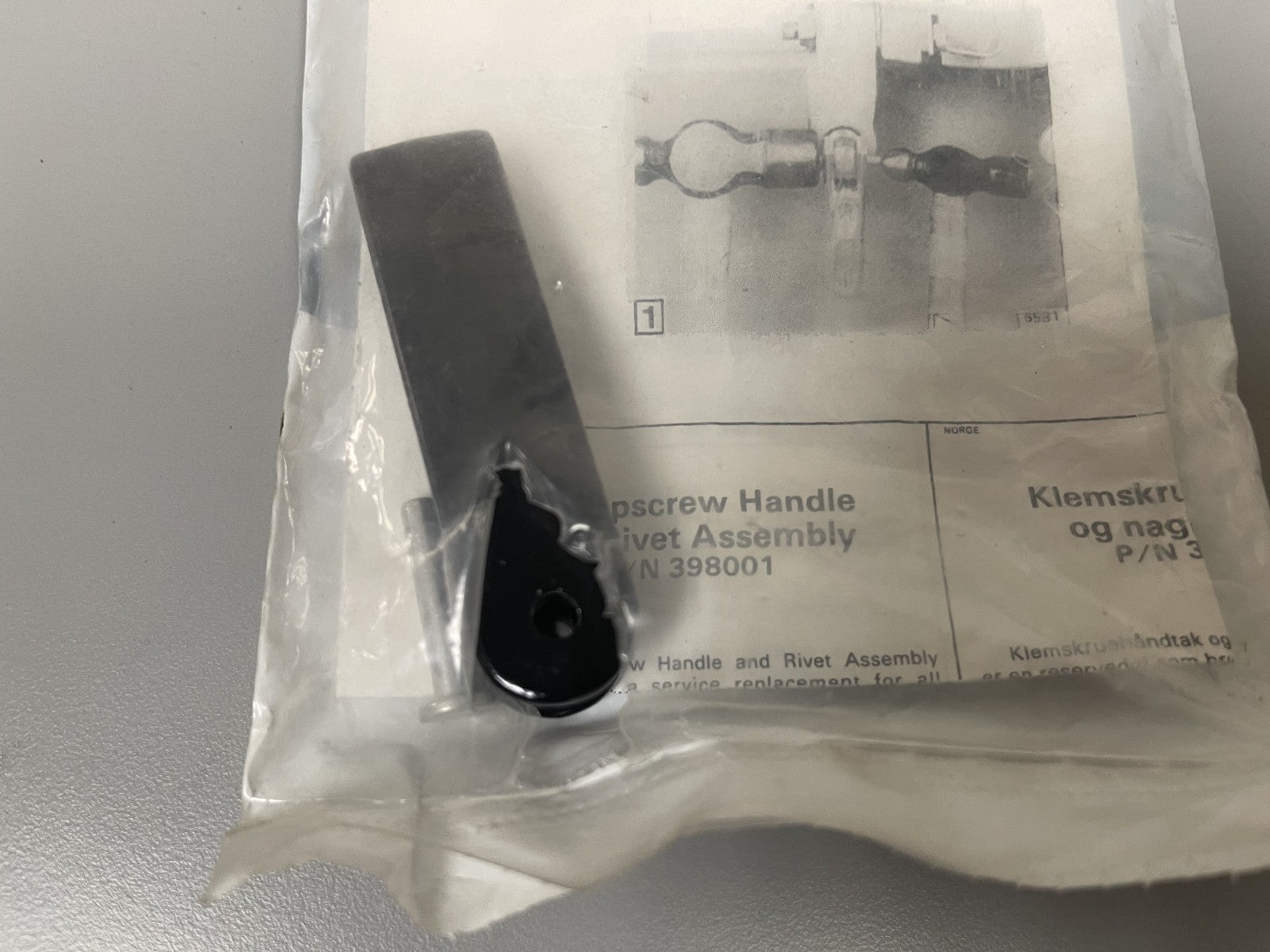 NEW OEM 387027 Johnson Evinrude Clamp Screw Handle 0670