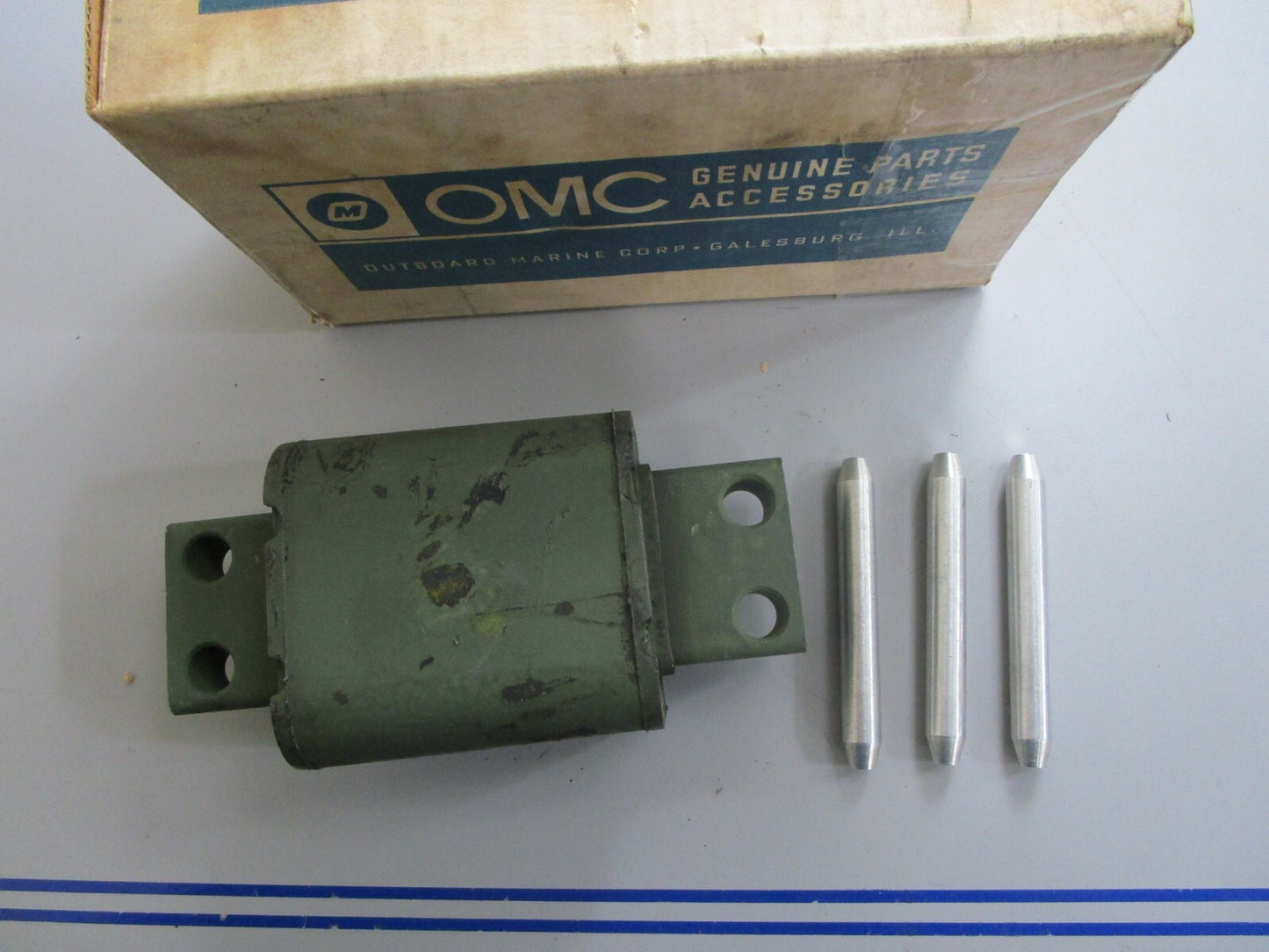 *NEW OEM* 0820 OMC Johnson Evinrude Rubber Mount 384482 0384482