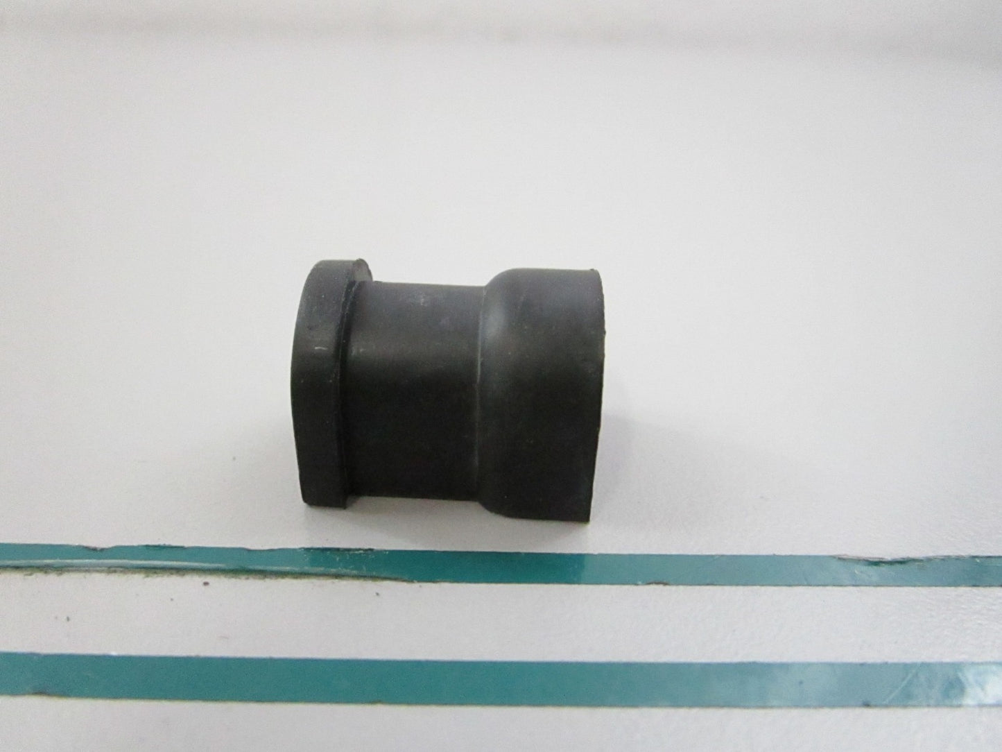 NEW OEM 353319 0353319 OMC Johnson Evinrude Grommet 0810