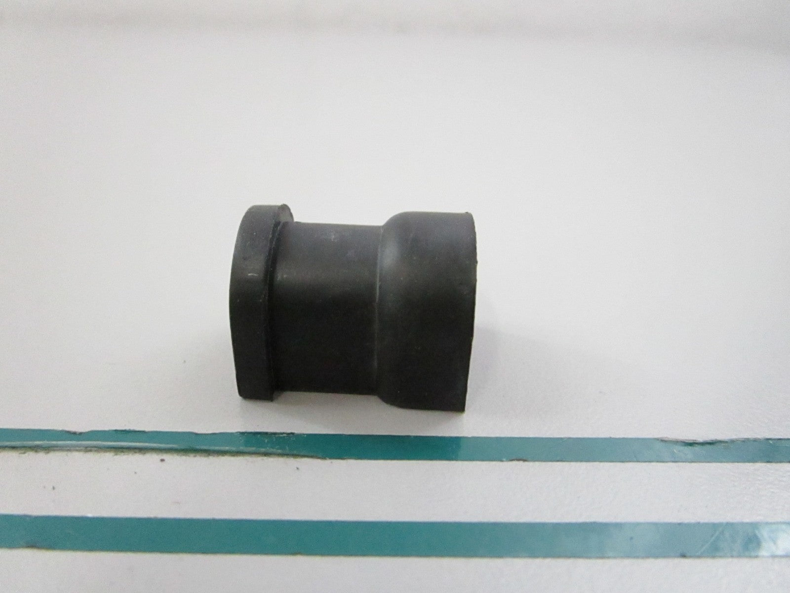 NEW OEM 353319 0353319 OMC Johnson Evinrude Grommet 0810