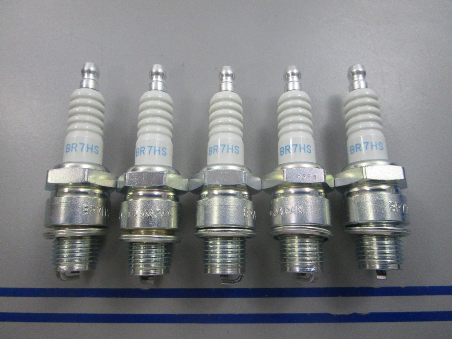 NEW (LOT OF 5) BR7HS NGK Spark Plug 0810