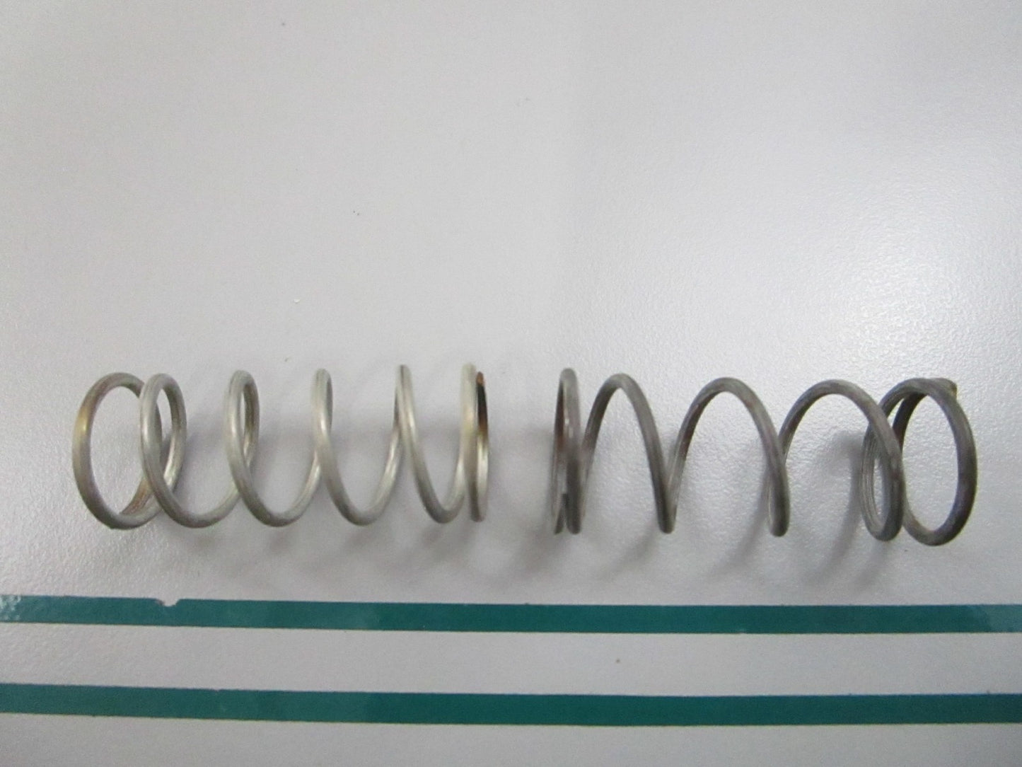 NEW OEM (LOT OF 2) 303357 0303357 OMC Johnson Evinrude Lower Bearing Spring 0810
