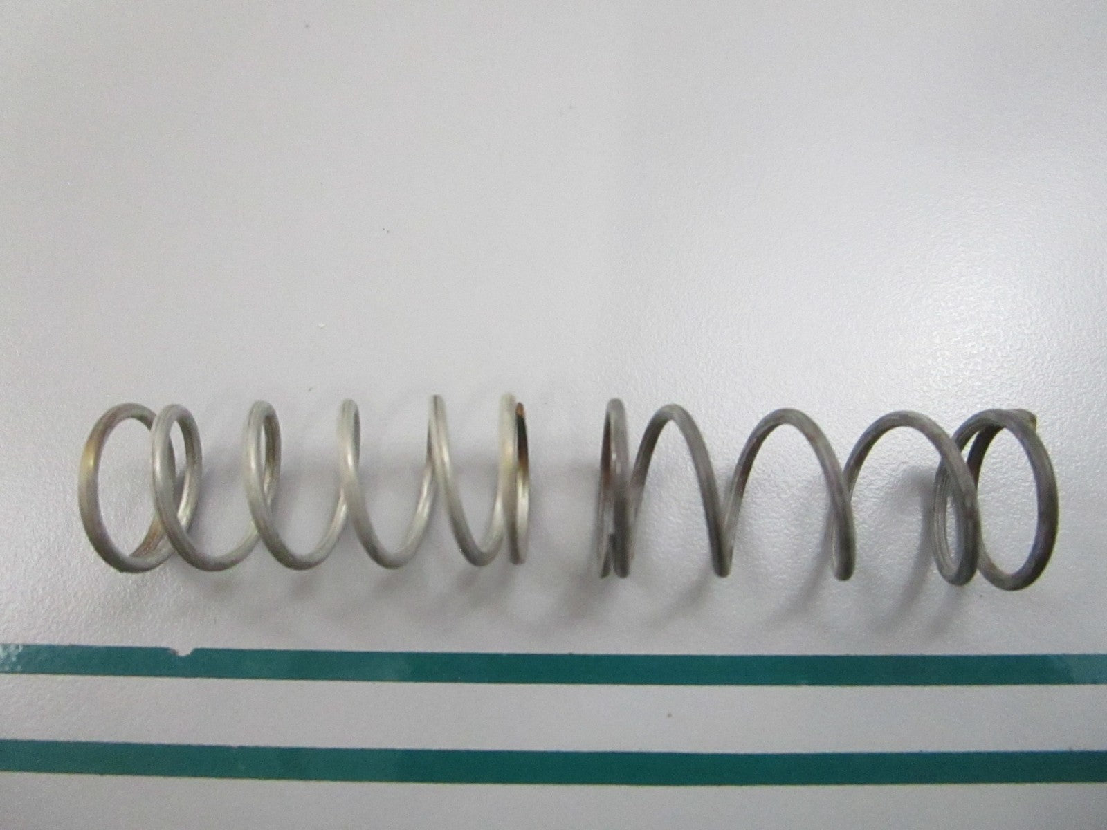 NEW OEM (LOT OF 2) 303357 0303357 OMC Johnson Evinrude Lower Bearing Spring 0810