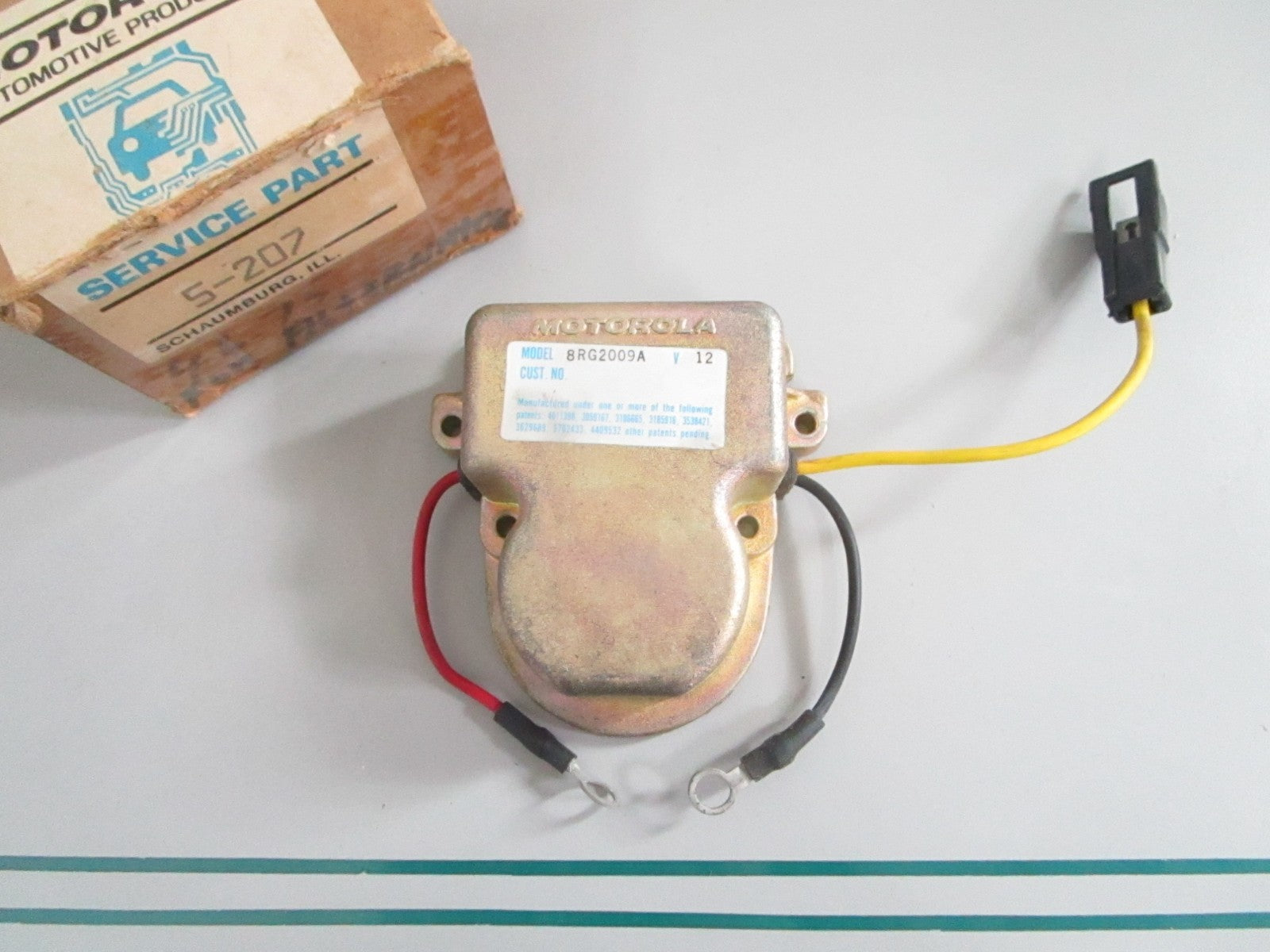 NEW OEM 5-207 8RG2009A Motorola 12V Regulator 0820