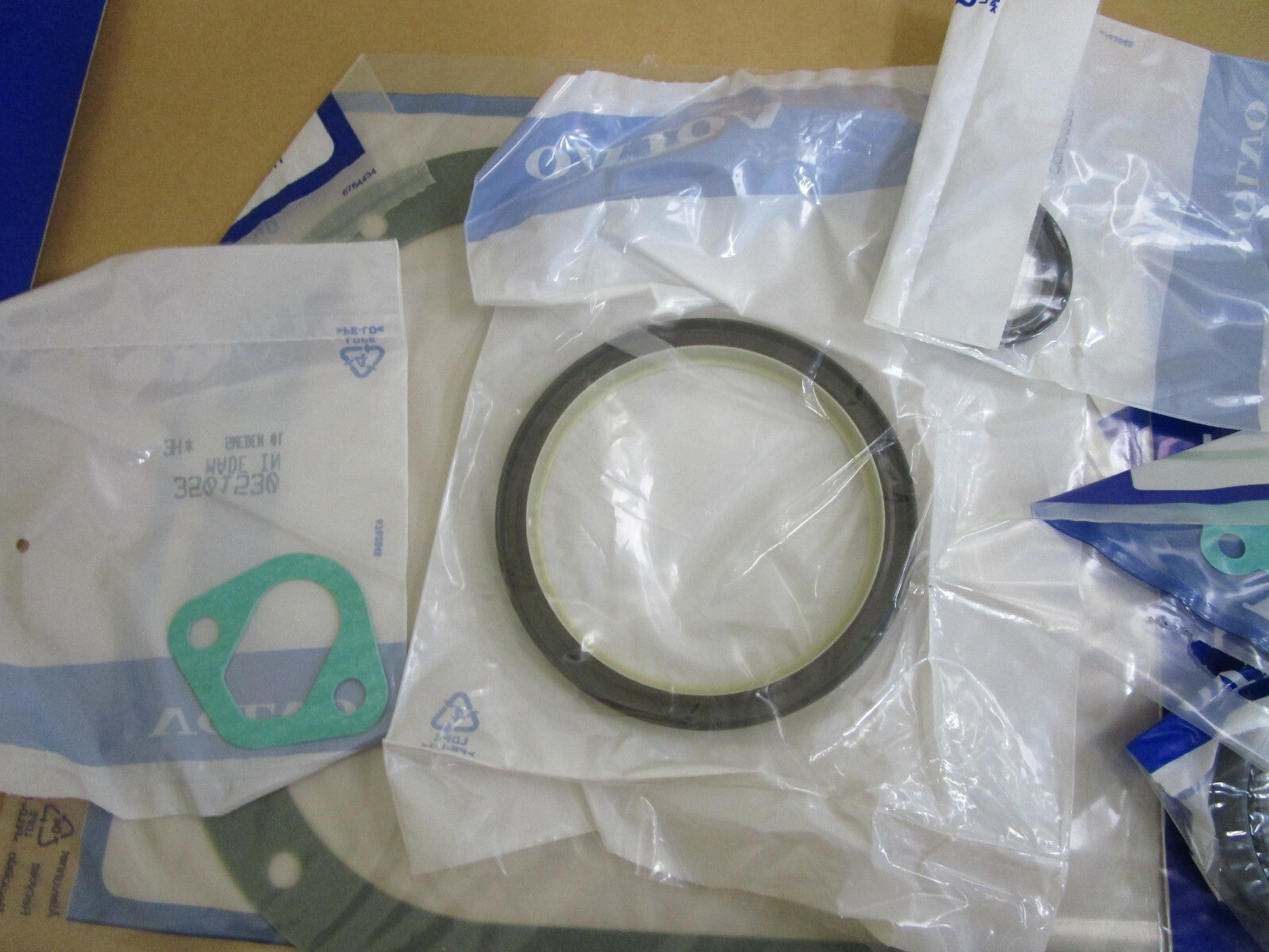 *NEW OEM* 0820 Volvo Penta Gasket Kit 876433