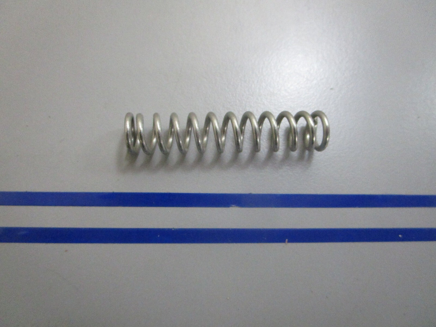 *NEW OEM* 0810 OMC Johnson Evinrude Spring 325790 0325790