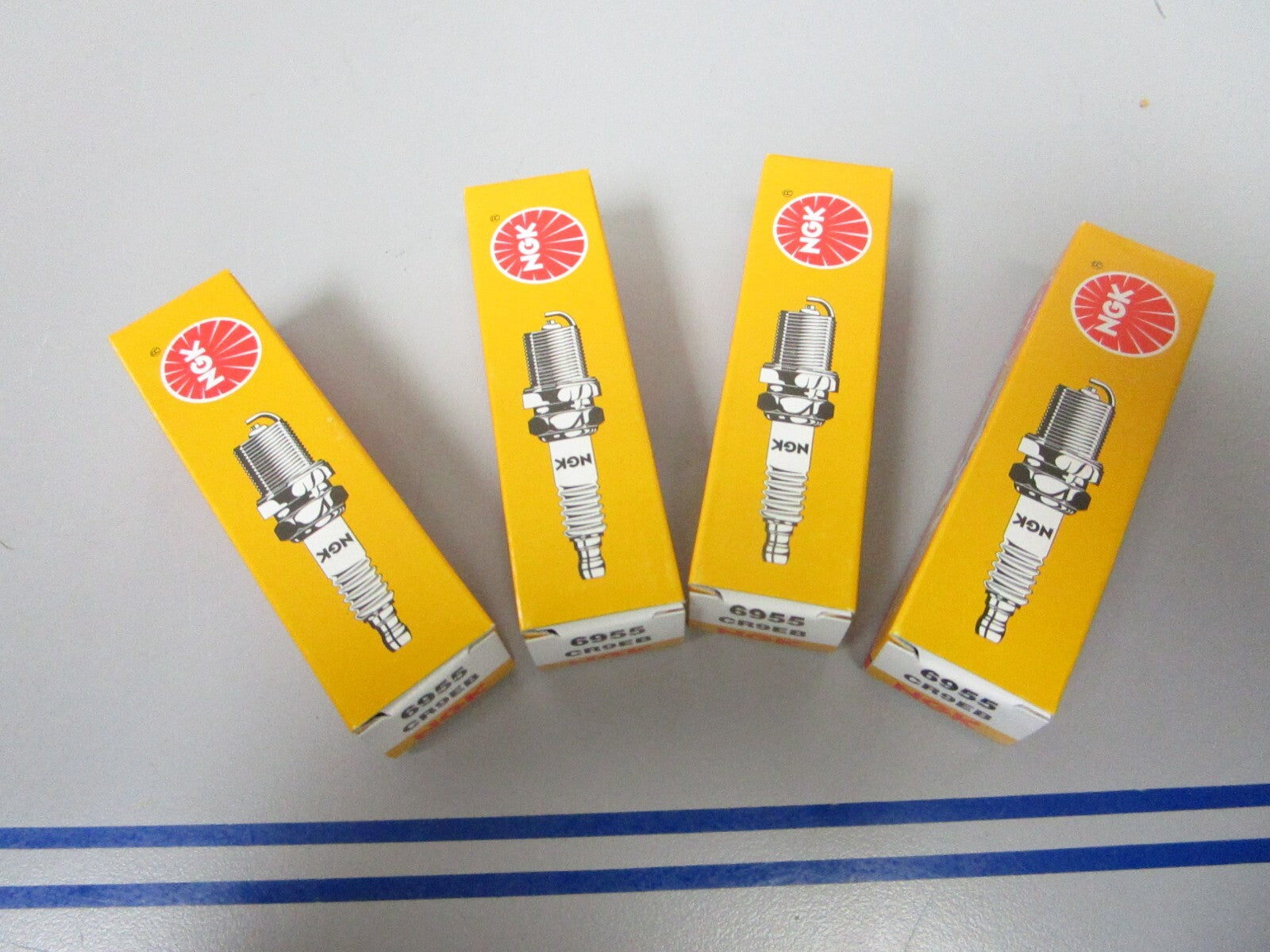 *NEW* (LOT OF 4) 0810 NGK Spark Plug CR9EB
