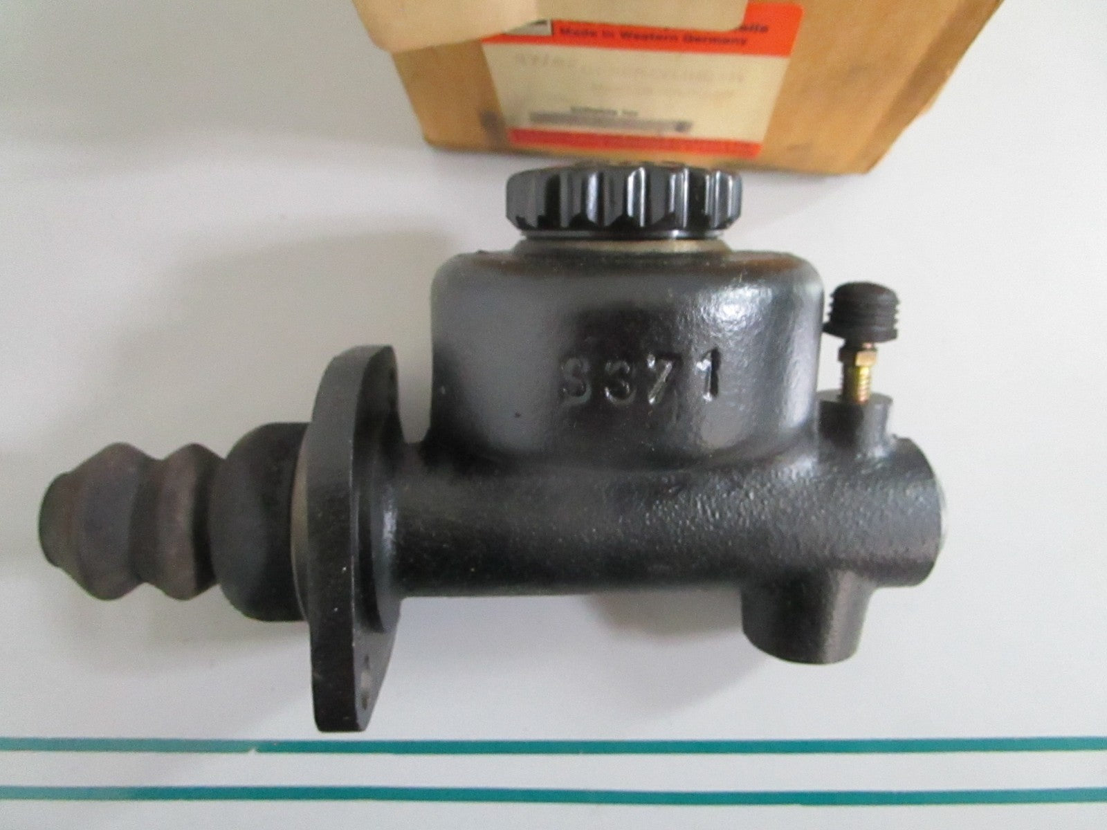NEW OEM 0002951406 Mercedes-Benz Clutch Master Cylinder 0820